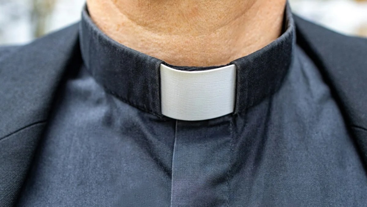 "Il dito medio ai ragazzi? Non sono pentito", le parole del sacerdote di Milano
