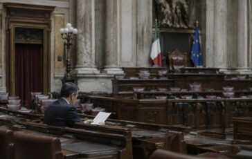 Il voto di scarto di 13 decide il reintegro dei medici no vax