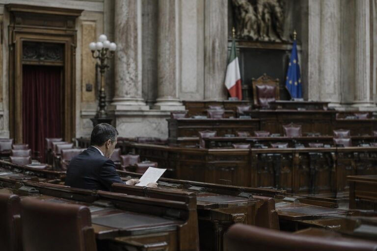 Il voto di scarto di 13 decide il reintegro dei medici no vax