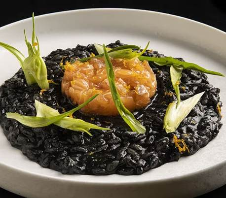 RISOTTO AL NERO, SALMONE NORVEGESE E PUNTARELLE