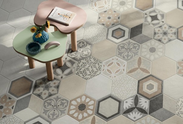 Piastrelle decorate, floreali, con motivi geometrici: scopri le ultime tendenze per i rivestimenti in gres