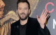 Cesare Cremonini saluta con la mano durante un evento