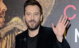 Cesare Cremonini saluta con la mano durante un evento