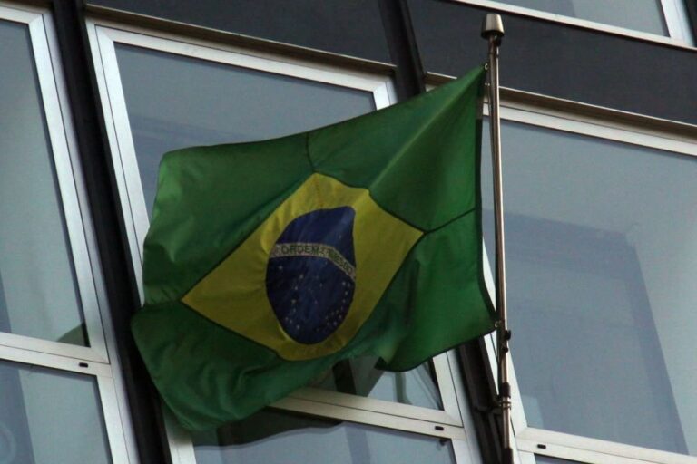 Bandiera del Brasile esposta all'esterno di un edificio