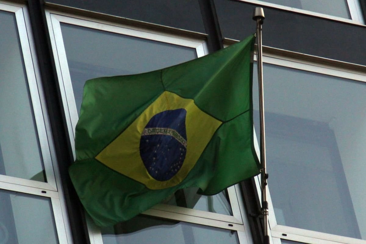 La fuga di Bolsonaro negli Usa: "Sono il vero presidente del Brasile", poi modifica il post