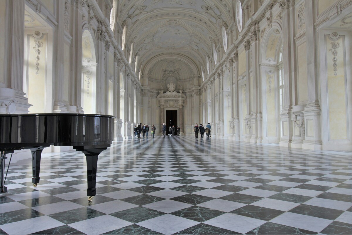 La Reggia di Venaria depredata come il Louvre: rubati orologi antichi