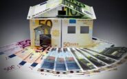 Banconote da 50 euro a forma di casa, simbolo dei mutui per l'acquisto della casa.