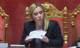 Giorgia Meloni legge un documento durante un'informativa al Senato