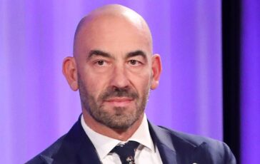 Matteo Bassetti in giacca e cravatta durante una trasmissione televisiva