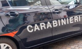 Auto dei Carabinieri con la scritta CARABINIERI sul fianco