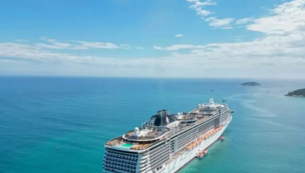 Mein Schiff 3, collisione nel porto di Bremerhaven: cancellata la crociera alle Canarie