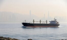 Mercati asiatici a ribasso, Brent sopra i 100 dollari: le cause