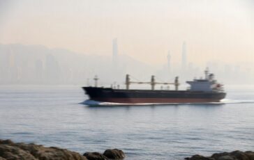 Mercati asiatici a ribasso, Brent sopra i 100 dollari: le cause