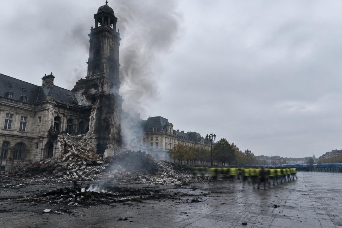 Municipio storico di Limoges in fiamme: la torre dell’orologio crolla