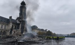 Municipio storico di Limoges in fiamme: la torre dell’orologio crolla
