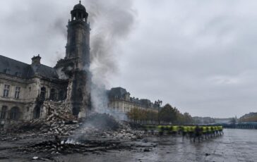 Municipio storico di Limoges in fiamme: la torre dell’orologio crolla