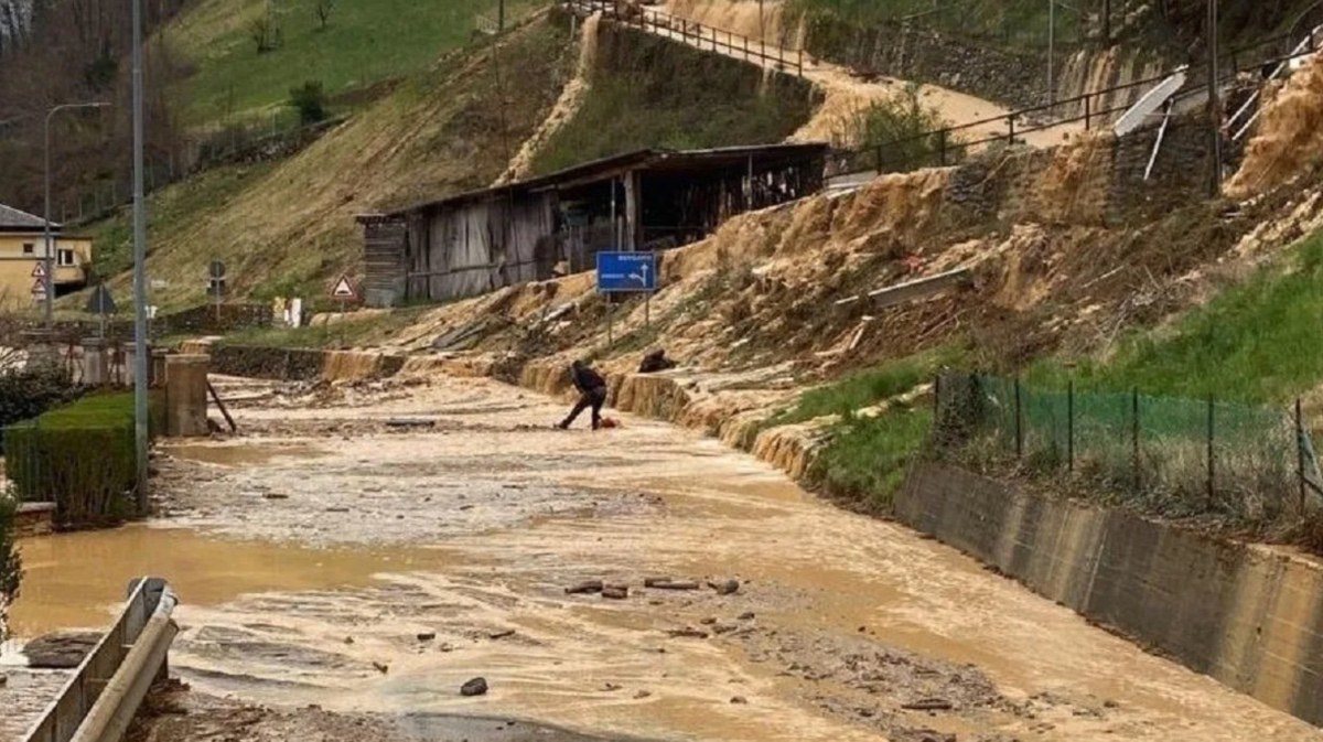Nepal, improvvisa alluvione: piena del fiume e gravi danni