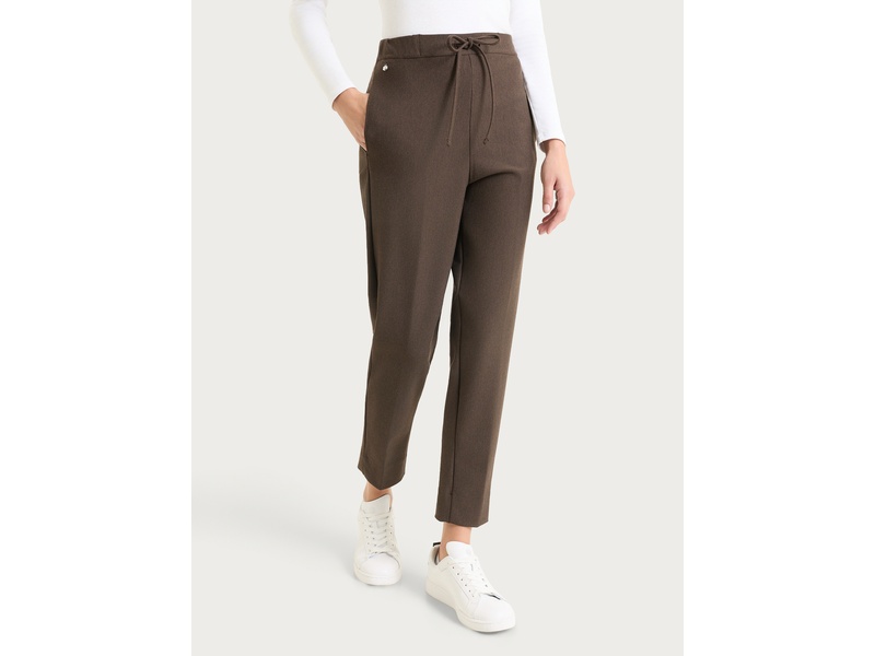 Il nuovo dress code femminile? Pantaloni comodi ed eleganti per tutto il giorno