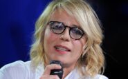 Maria De Filippi con occhiali e microfono, primo piano