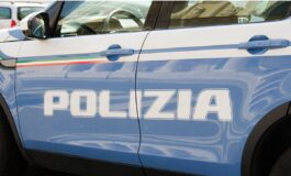 Auto della polizia italiana con la scritta POLIZIA sulla portiera