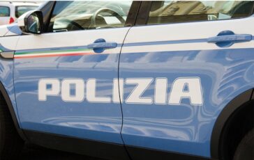Auto della polizia italiana con la scritta POLIZIA sulla portiera