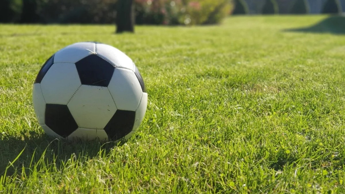 Pallone d’Oro 2026, clamorosa gaffe sul sito ufficiale: pubblicati per errore tre articoli sui possibili vincitori