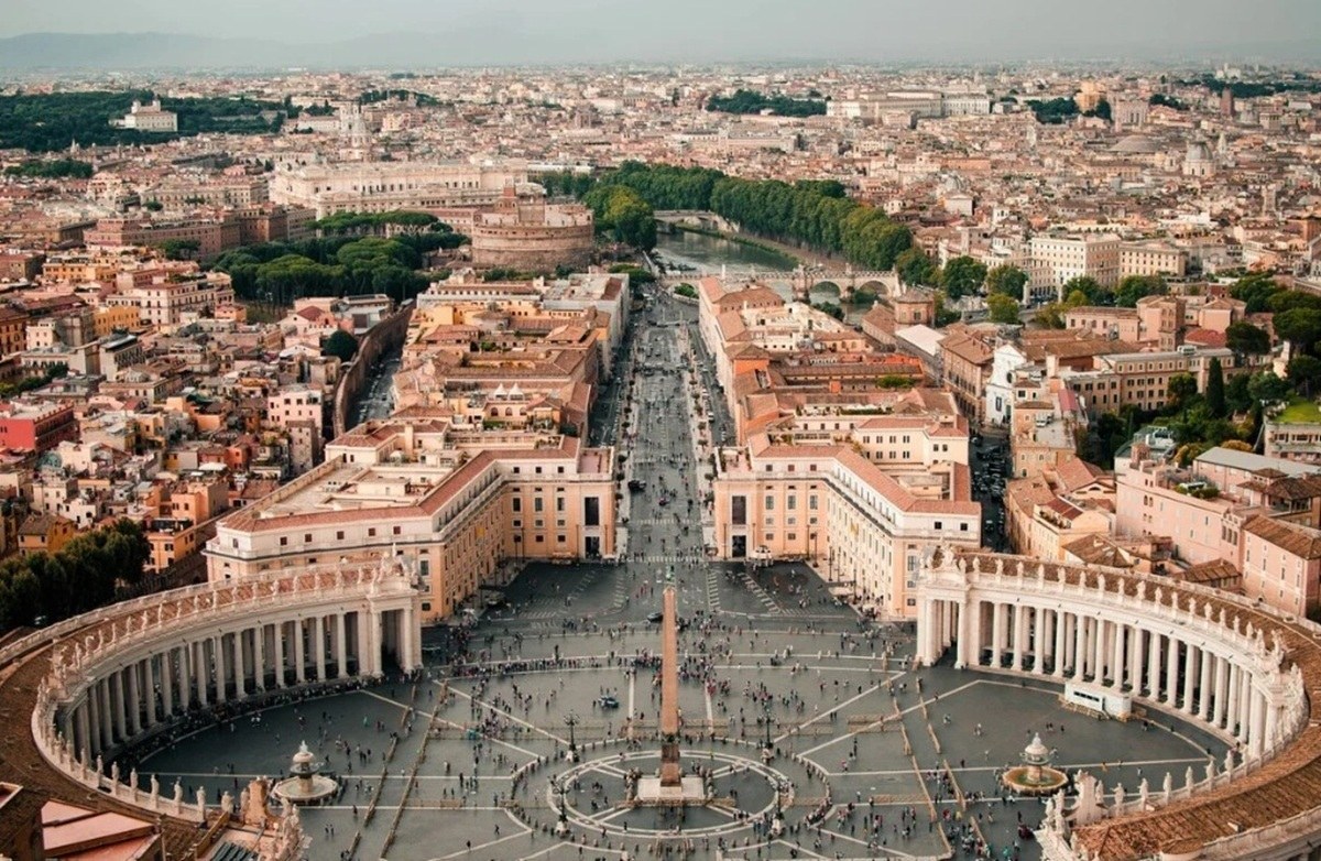 Papa Leone torna sulla Papamobile, un gesto per avvicinarsi nuovamente ai fedeli