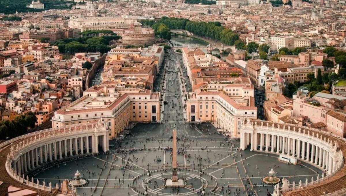 Papa Leone XIV torna all’Angelus dopo il ricovero al Gemelli: applausi in piazza San Pietro