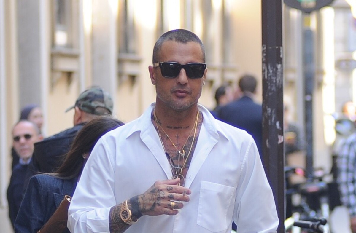 Paura per Fabrizio Corona, aggredito e rapinato sotto casa. La rivelazione shock dell'avvocato: "Erano in sei e..."