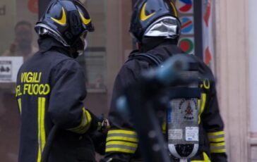 Vasto incendio in un camping a Peschiera del Garda