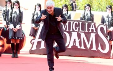 Perché Pino Insegno ha indossato la sciarpa in studio