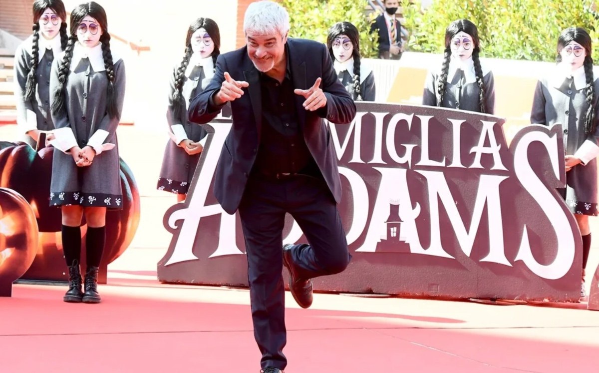 Pino Insegno con la sciarpa a La volta buona: "Sono pieno di lividi". Cosa è successo