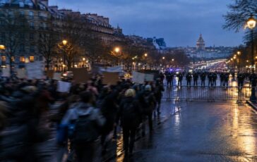 Polizia francese in allerta: 135 arresti e divieto di manifestazioni