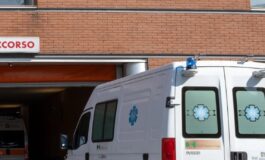 Bimbo precipita dal terrazzo e il padre lo salva