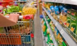 Carrello della spesa in un supermercato con prodotti alimentari.