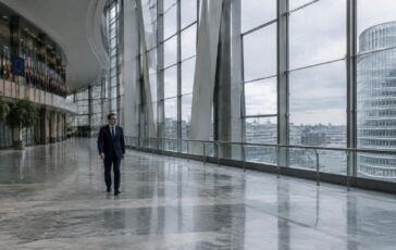 Pressione di Big Tech: l’UE rivede legge IA, acceleratore e Starlink