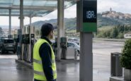 Prezzi carburante: diesel sotto 2,20 € e benzina sotto 2 € in Italia