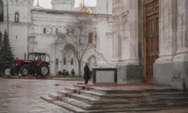 Putin compie 74 anni: i doni più insoliti e le chiamate internazionali