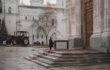 Putin compie 74 anni: i doni più insoliti e le chiamate internazionali