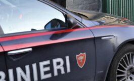 Auto dei carabinieri con la scritta 'CARABINIERI' e il simbolo dell'arma.