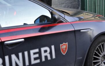Auto dei carabinieri con la scritta 'CARABINIERI' e il simbolo dell'arma.
