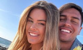 Primo piano di Sophie Codegoni con capelli biondi e Alessandro Basciano che sorridono felici all'aperto, con il mare sullo sfondo