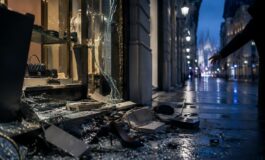Rivolta giovanile devasta il centro di Milano, chiudendo le boutique