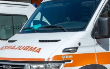Incidente mortale a Roma: scontro tra un'auto e due moto