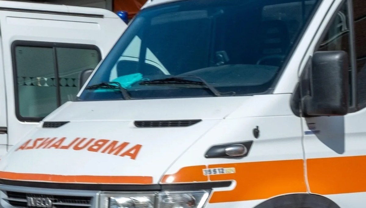 Roma, incidente mortale in via di Boccea: scontro tra due moto e un'auto, muore un 33enne
