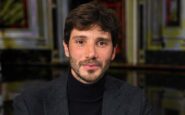 Stefano De Martino in un primo piano durante una trasmissione televisiva a Milano