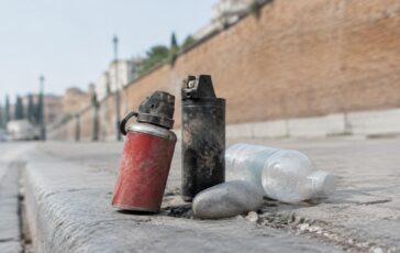 Scenari di violenza: lacrimogeni, lanci di pietre e cariche in Italia