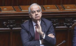 Matteo Piantedosi, Ministro dell'Interno, parla in Parlamento.