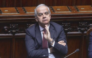 Matteo Piantedosi, Ministro dell'Interno, parla in Parlamento.