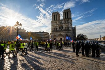 Scontri nelle città francesi: Macron richiama l'ordine